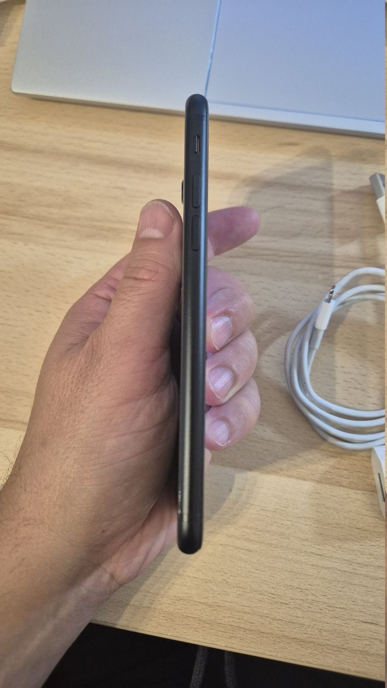Apple Telefoni cellulari / Smartphones: iPhone SE 2020 64GB Black 3019 – Usato da Münchenbuchsee venduto da MV_Solutions 8