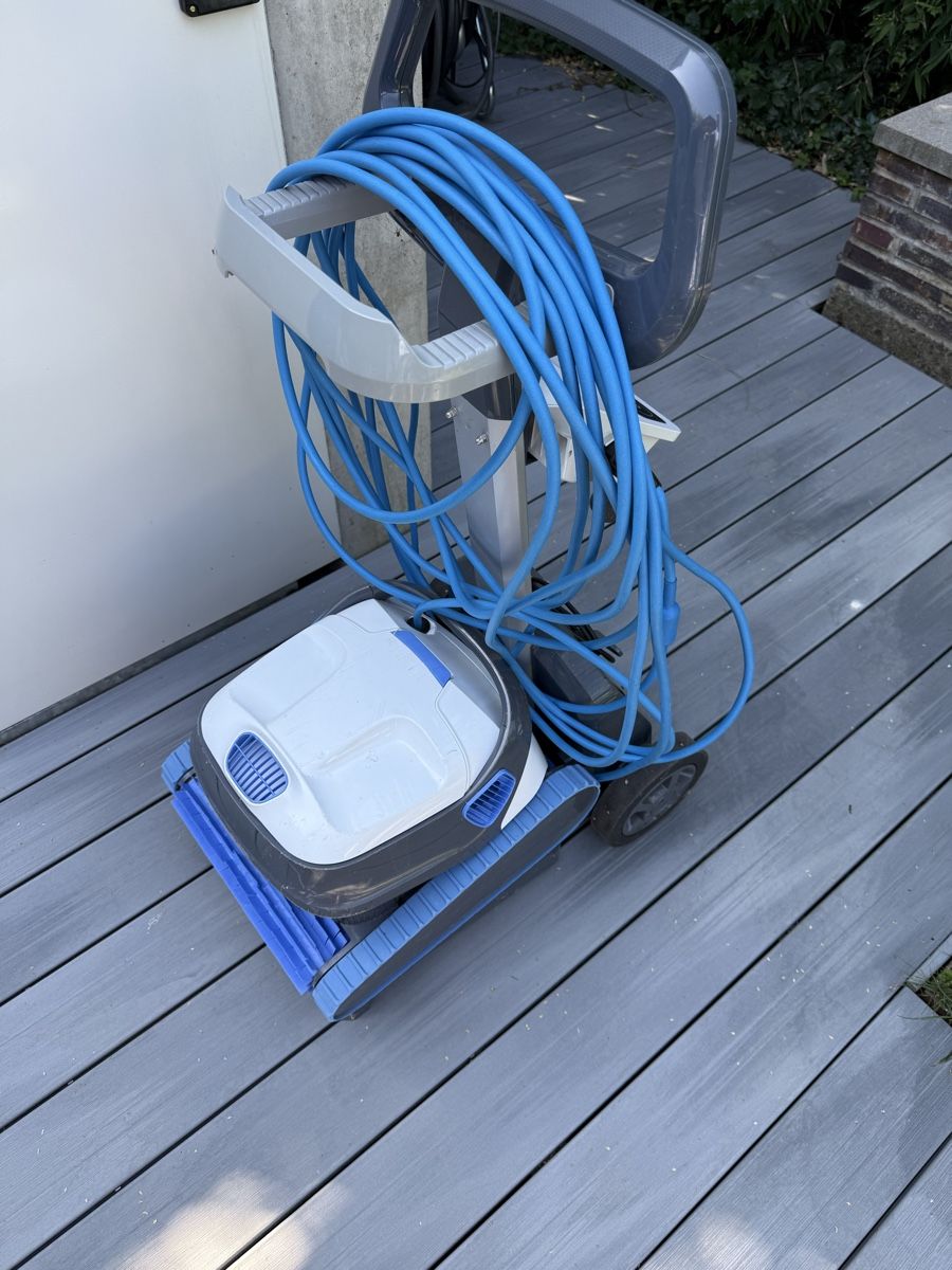Dolphin Schwimmbad-Zubehör: Pool Roboter Dolphin S300i mit Caddy – Gebraucht aus Pfäffikon ZH von thieseheld 1