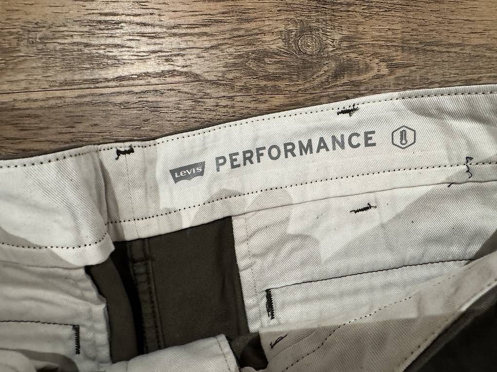 Levi's Pantalons: Levis Stoffhose Herren Gr. 34x32 – D'occasion à Frutigen par sal_9lqd 2