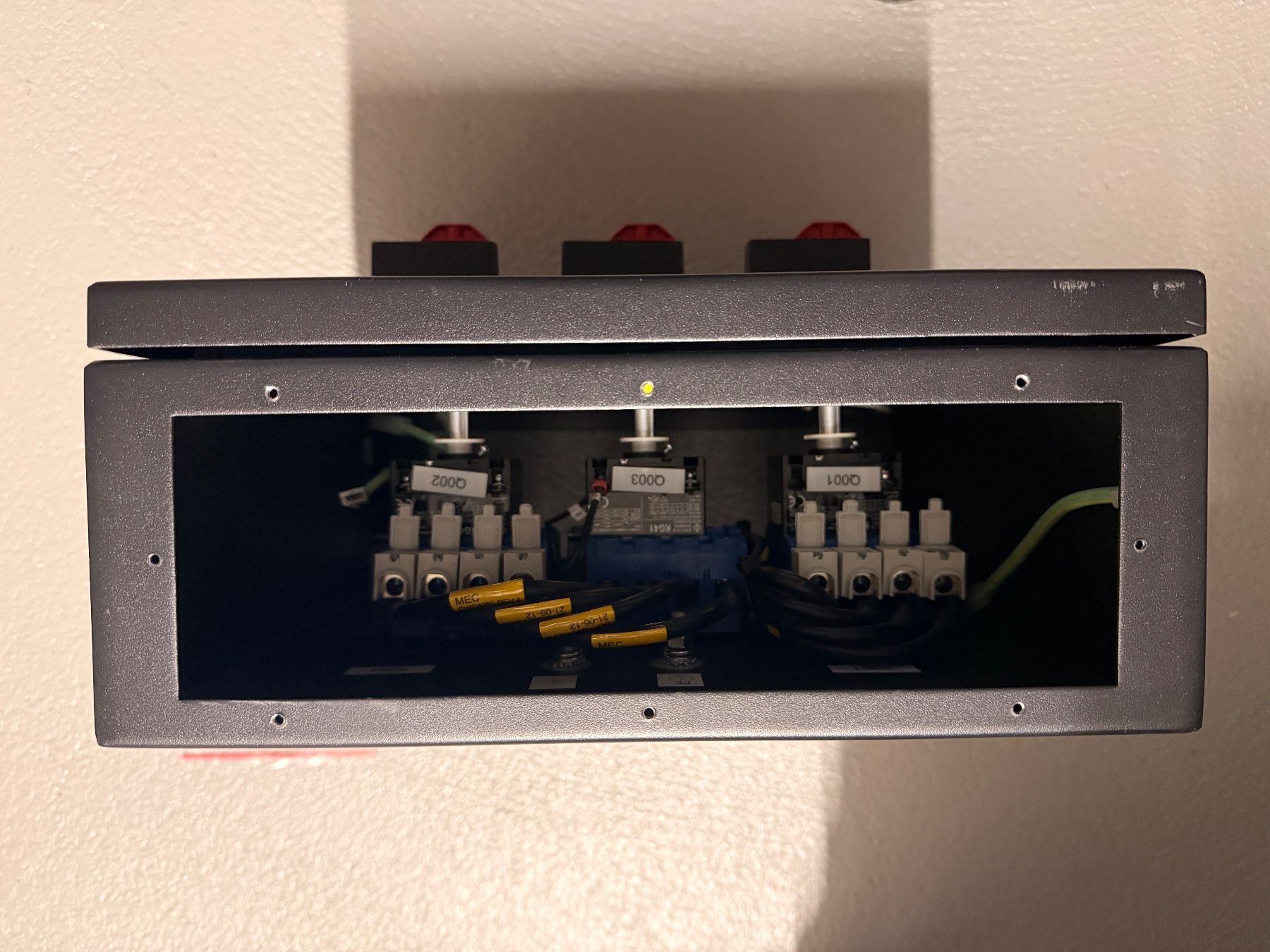 Apc Componenti elettronici: APC Maintenance Bypass Panel 10-20kW_ohne Einführungsplatte – Usato da Brütten venduto da Trinity_ch 3
