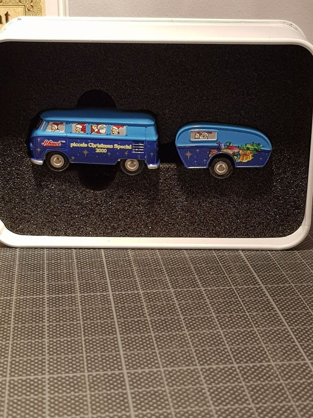 Volkswagen Modellautos: VW-Bus mit Wohnwagen "Christmas-Special" – Neu und originalverpackt aus Chézard-St-Martin von AlPat-Collections 2
