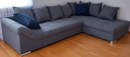 Ecksofa Grau mit dunkelblauen Kissen, top Zustand