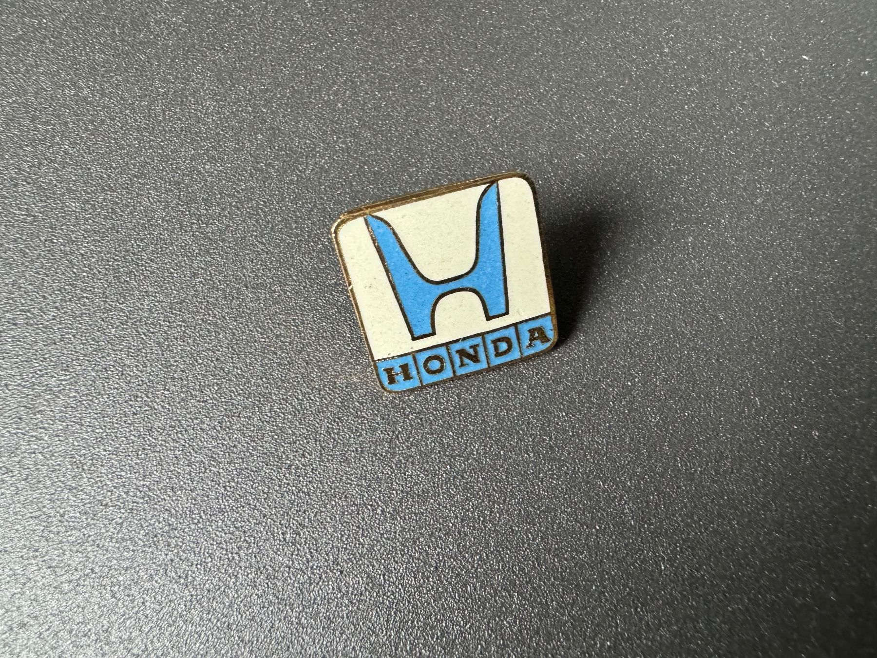 Placchette & Badge: Pin Auto Honda alt – Usato da Galgenen venduto da rub_f6kh
