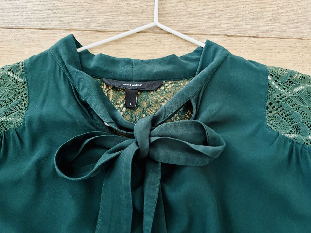 Vero Moda Camicette: Vero Moda Bluse mit Spitze, Gr. S,  dunkelgrün – Usato da Ennetbürgen venduto da Evelyne_G 1