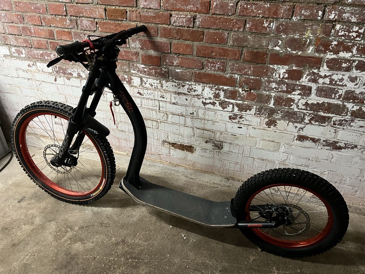 Kickboard: Gravity Doc Scooter – D'occasion à Riken AG par phi_2yj8