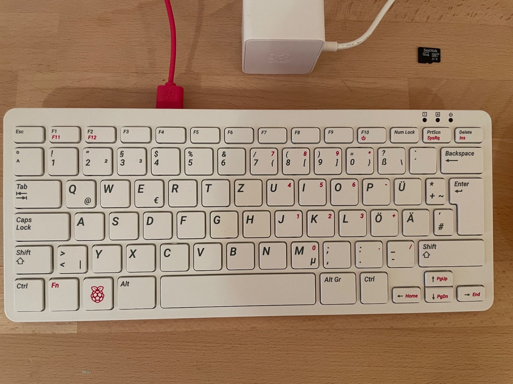 Raspberry Pi PCs: Raspberry Pi 400 Set mit Originalzubehör – Gebraucht aus Pfungen von gilbertfr 1