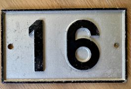 Altes Nummernschild "16" aus Aluminium-Guss