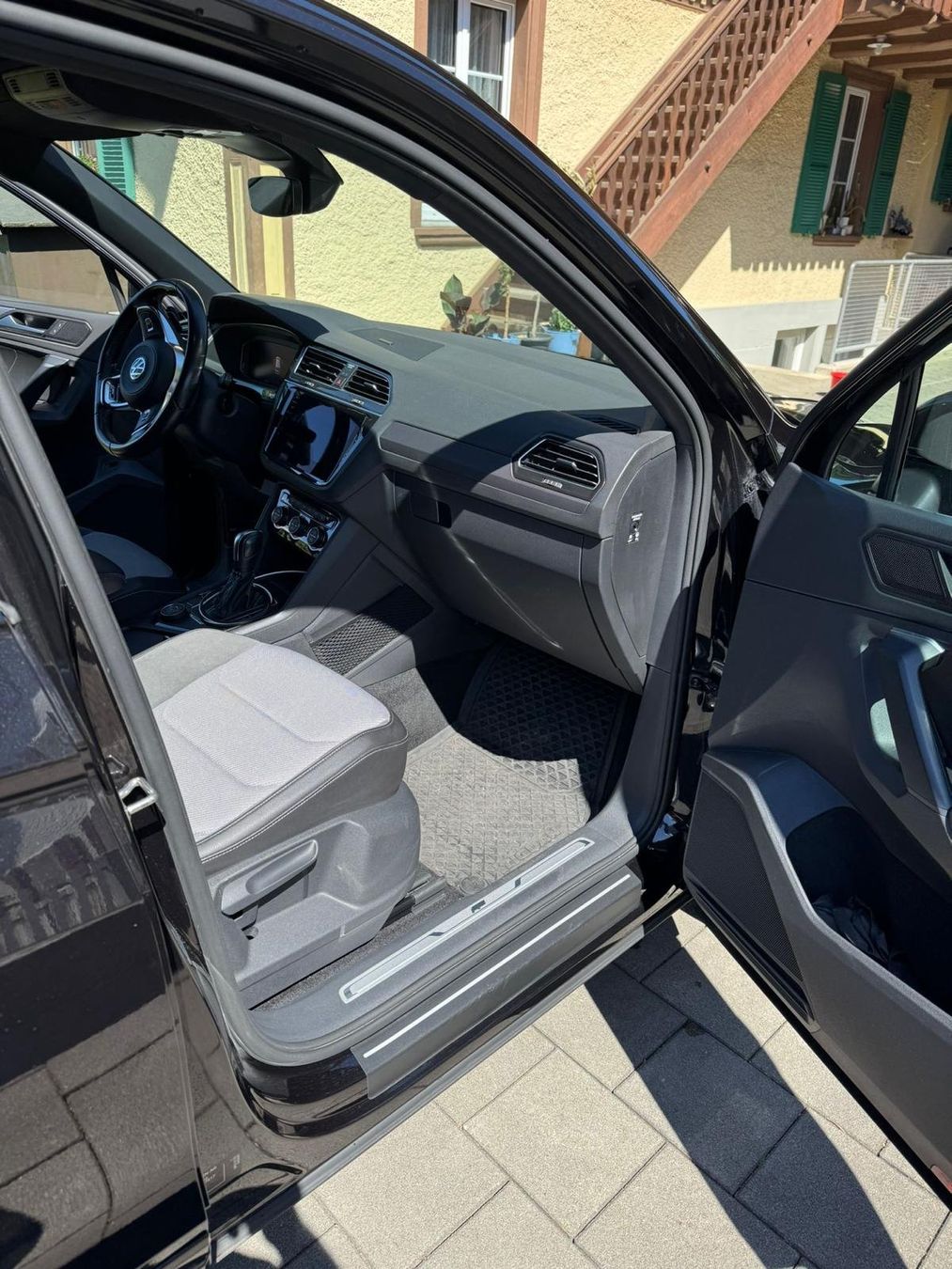 VW Automobili: VW Tiguan R-Line 2.0L TSI DSG 4Motion – Usato da Rüegsauschachen venduto da flo.93 4