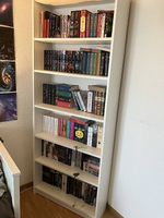 Weisses Büchergestell