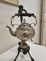 Teekanne im Jugendstil mit kunstvoll geschmiedeter Ranke