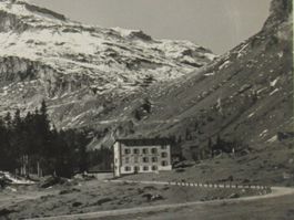 Klausenstrasse , Hotel Wilhelm Tell u. Post mit neuer Kirche