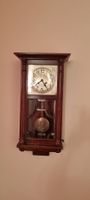 Klassische Wanduhr in schöner Holzverkleidung
