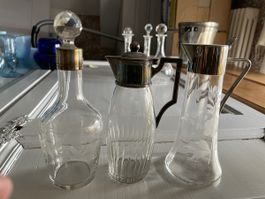 Trois carafes en verre gravé
