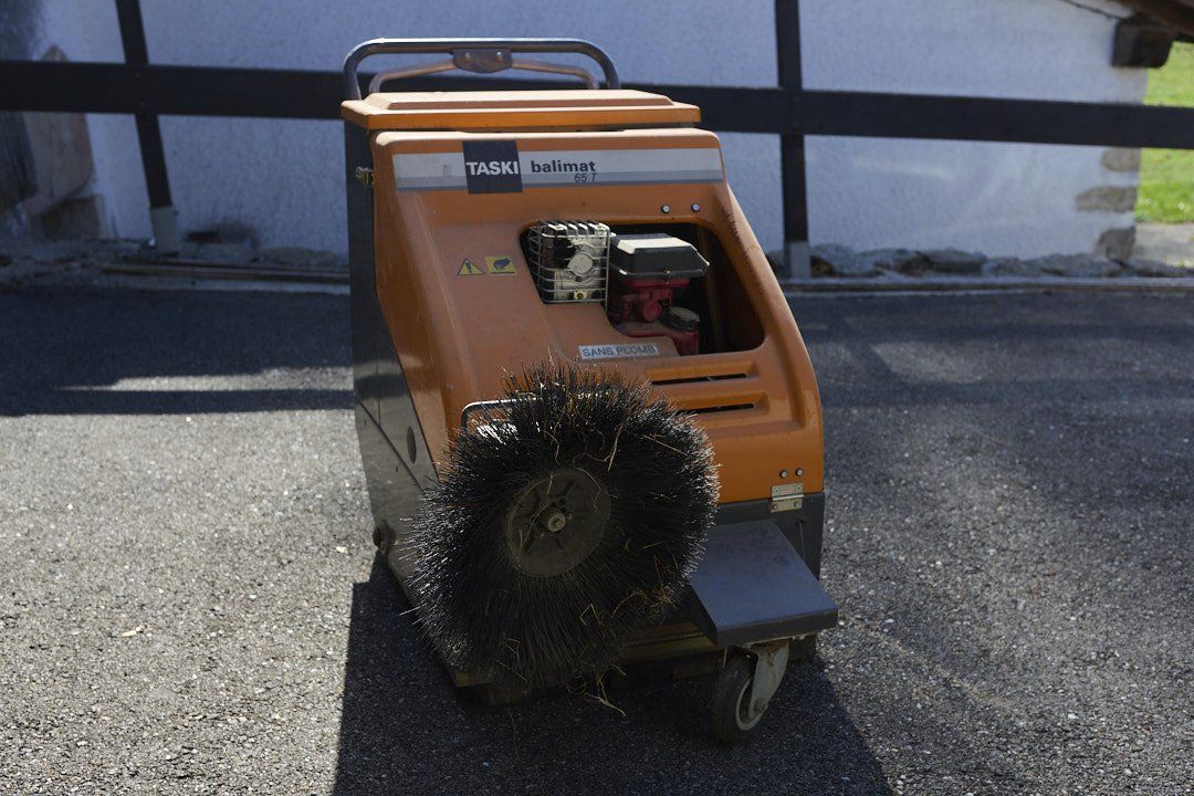 Tutte le macchine: Kehrmaschine Taski balimat 65T – Usato da La Chaux-des-Breuleux venduto da countryboy01