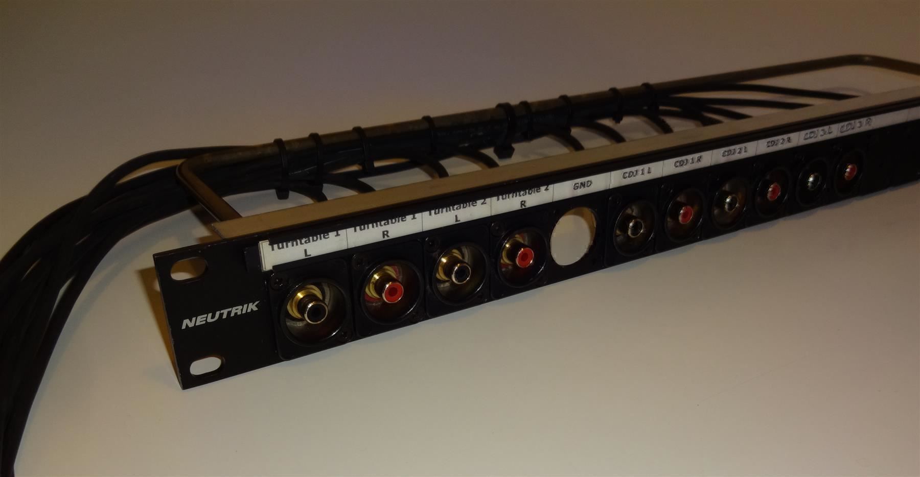 Elektronikbauteile: 19" Rackblende 1 HE Cinch - Cinchbuchsen – Gebraucht aus St. Gallen von WWL 3