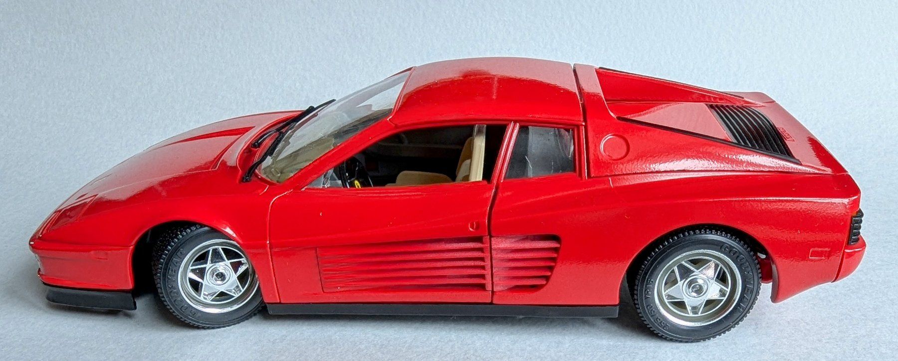Bburago Modellini d'auto: Burago Ferrari Testarossa, Modellauto, 1/18 – Nuovo e nell'imballaggio originale da Olten venduto da VanishingPoint.71 2
