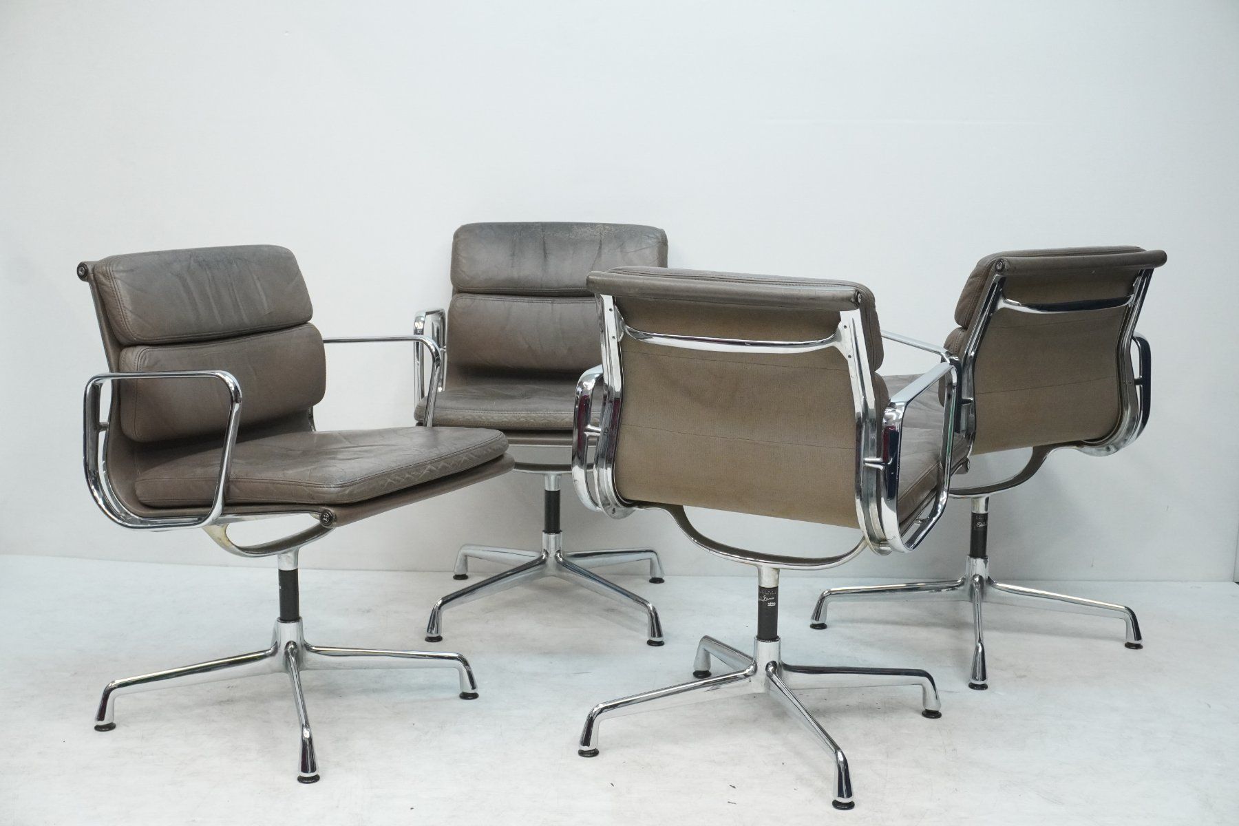 Vitra Stühle: Original Vitra Eames Soft Pad EA207 Leder beige Vintage – Gebraucht aus Bad Zurzach von QLASSIQ 2