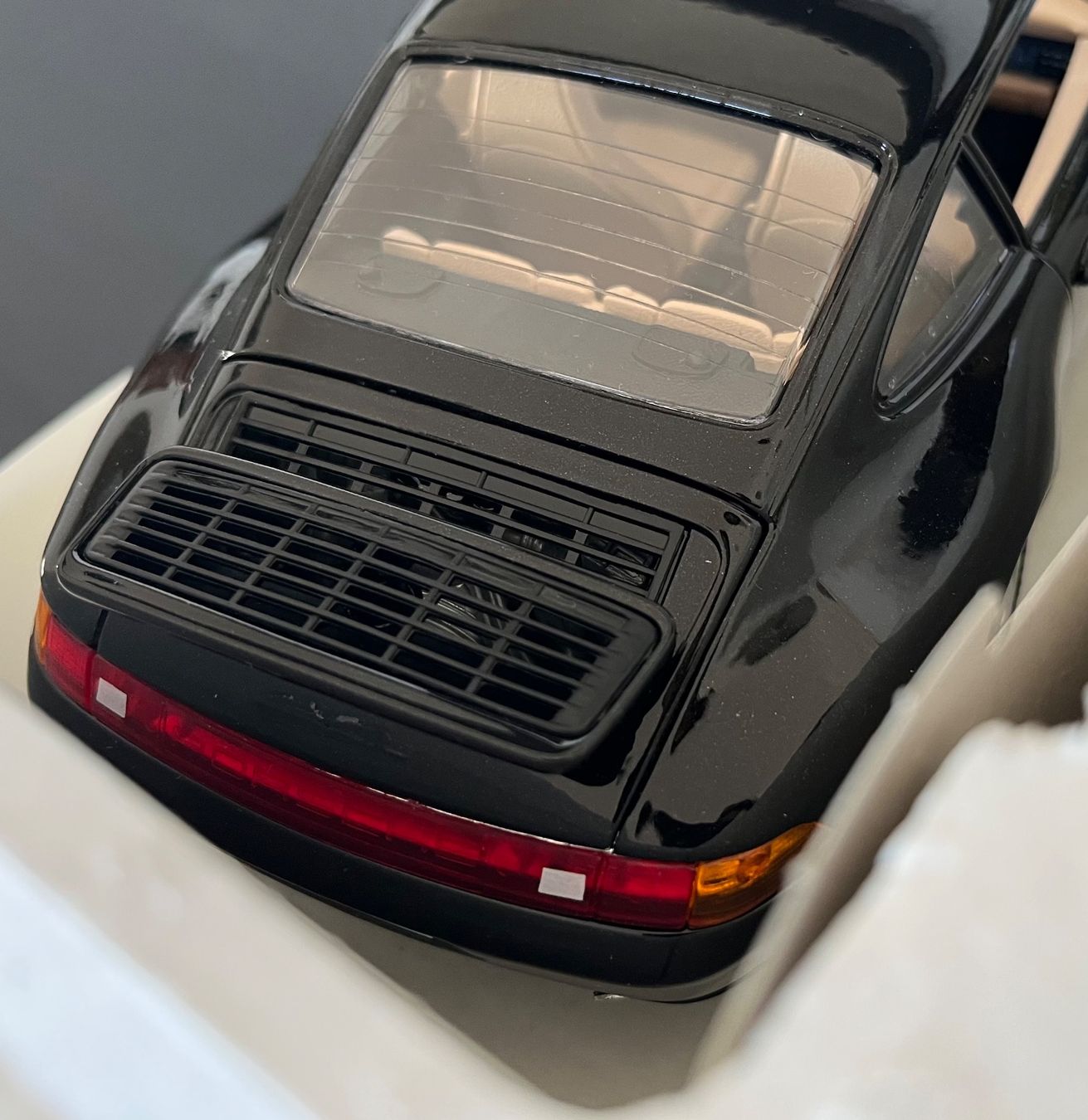 Porsche Modellautos: Porsche 911 Carrera 1993, 1:18 – Gebraucht aus St-Cergue von ncu_t267 3