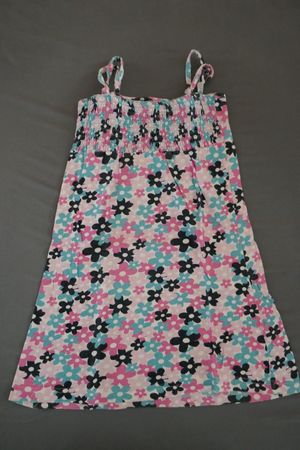Schmuckes Sommerkleid mit Blumen, Gr. 122