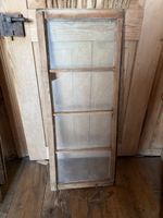 Altes Fenster Rahmen Holz Glas ist kaputt 