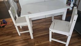 Kindertisch und zwei Stühle