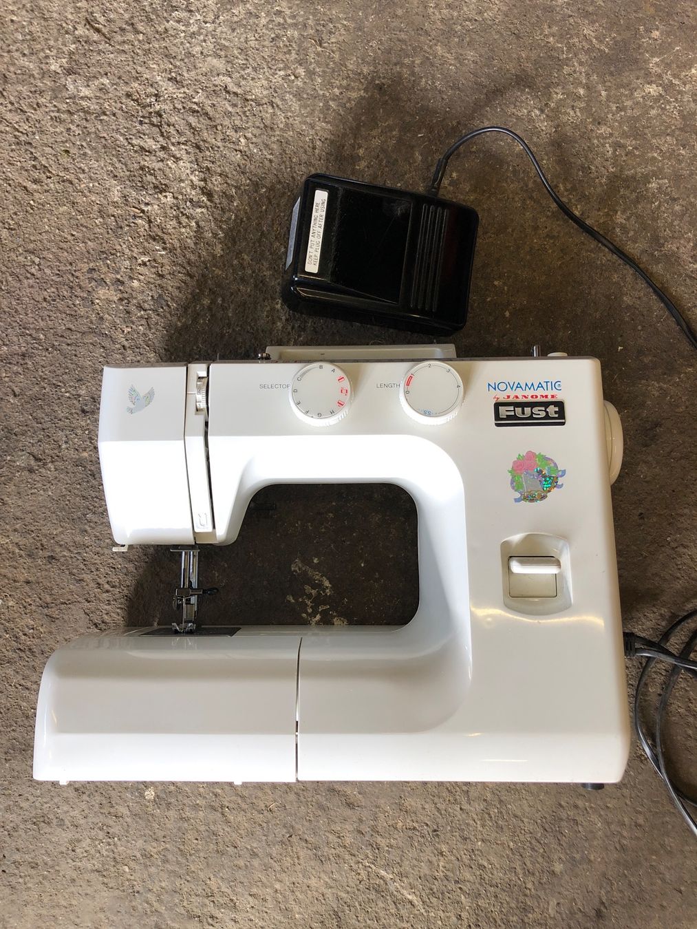 Novamatic Macchine da cucire: Machine à coudre Novamatic Janome Fust – Usato da Chénens venduto da Touta1franc 1