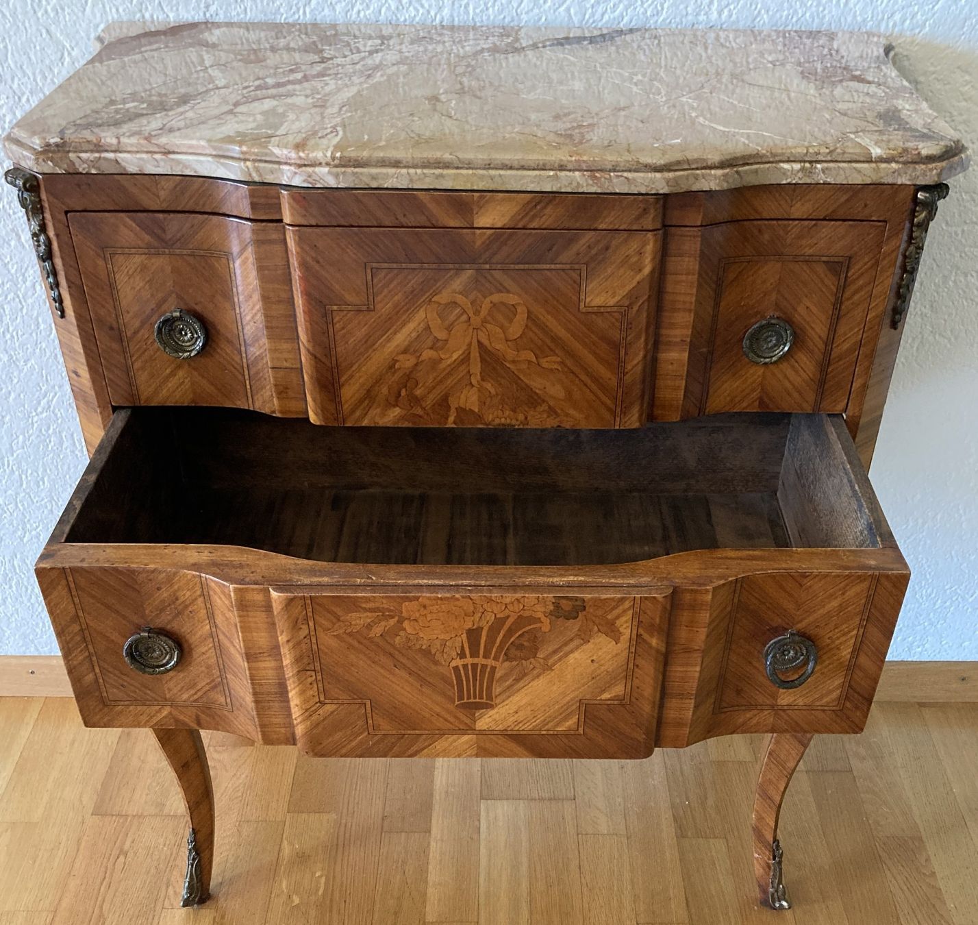 Cassettiere: Kommode Barock-Stil aus Rosenholz mit Marmorplatte – Usato da Pfäffikon SZ venduto da Opus 4