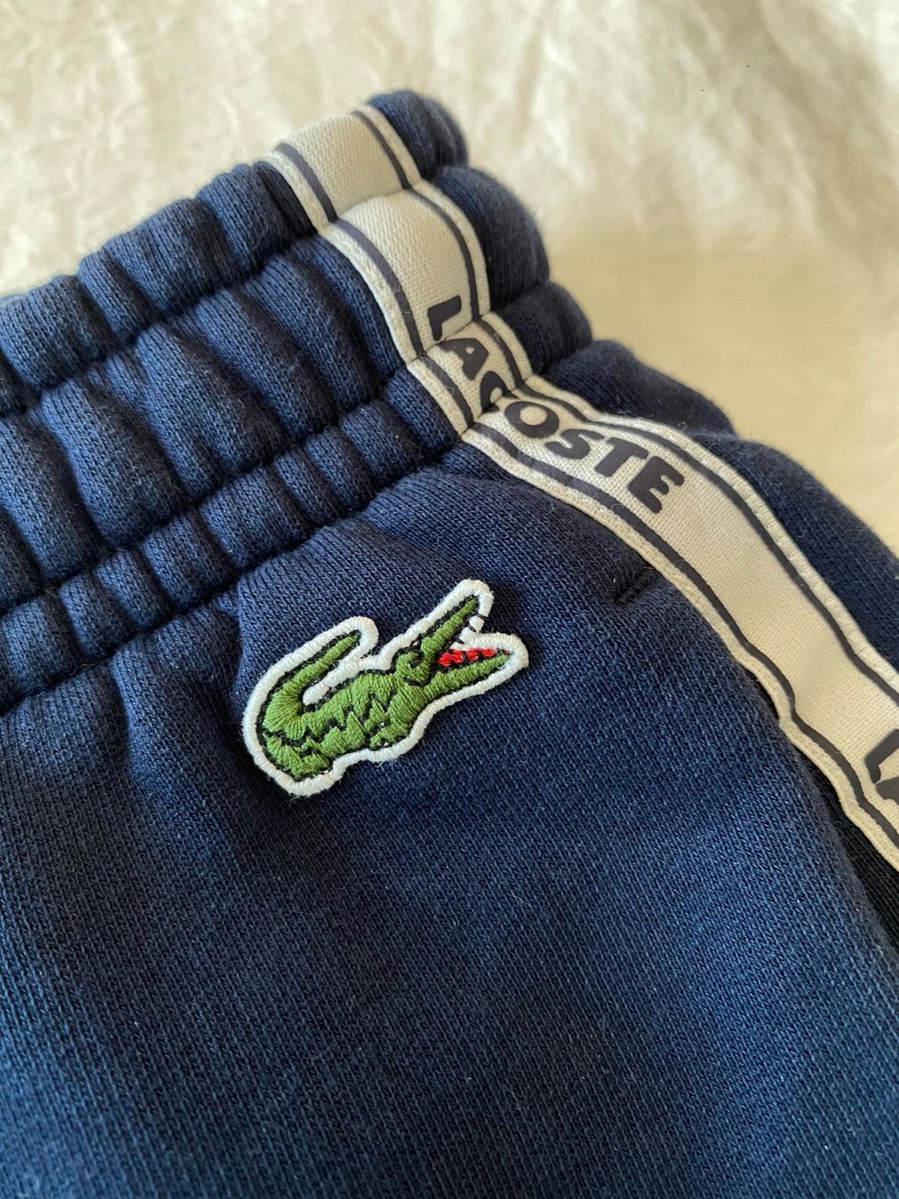 Lacoste Pantaloni: Short Lacoste bleu – Usato da St-Blaise venduto da Windy2 1