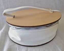 Designer Necessaire Unikat – Eichenholz & weisses Leder