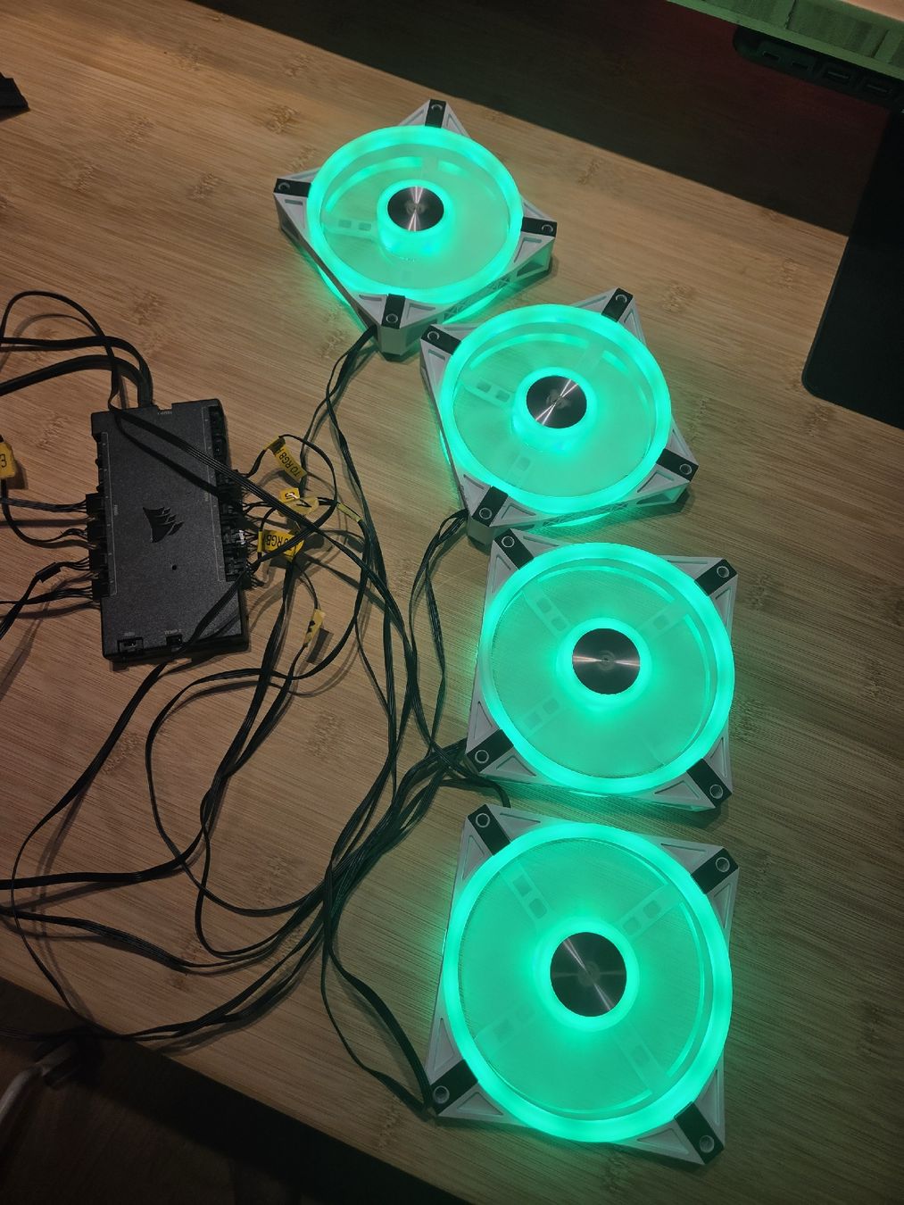 PC: 4xiCUE QL120 RGB Weiss inkl. Controller PRO – Usato da Arbon venduto da Mamamia13 3