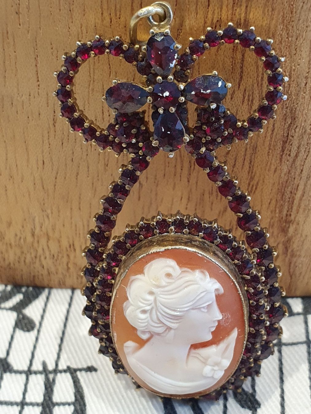 Anhänger: Eye-CatcherJugendstil Handarbeit in Form eines Anhängers.... – Gebraucht aus Wohlen AG von palmsprings 4
