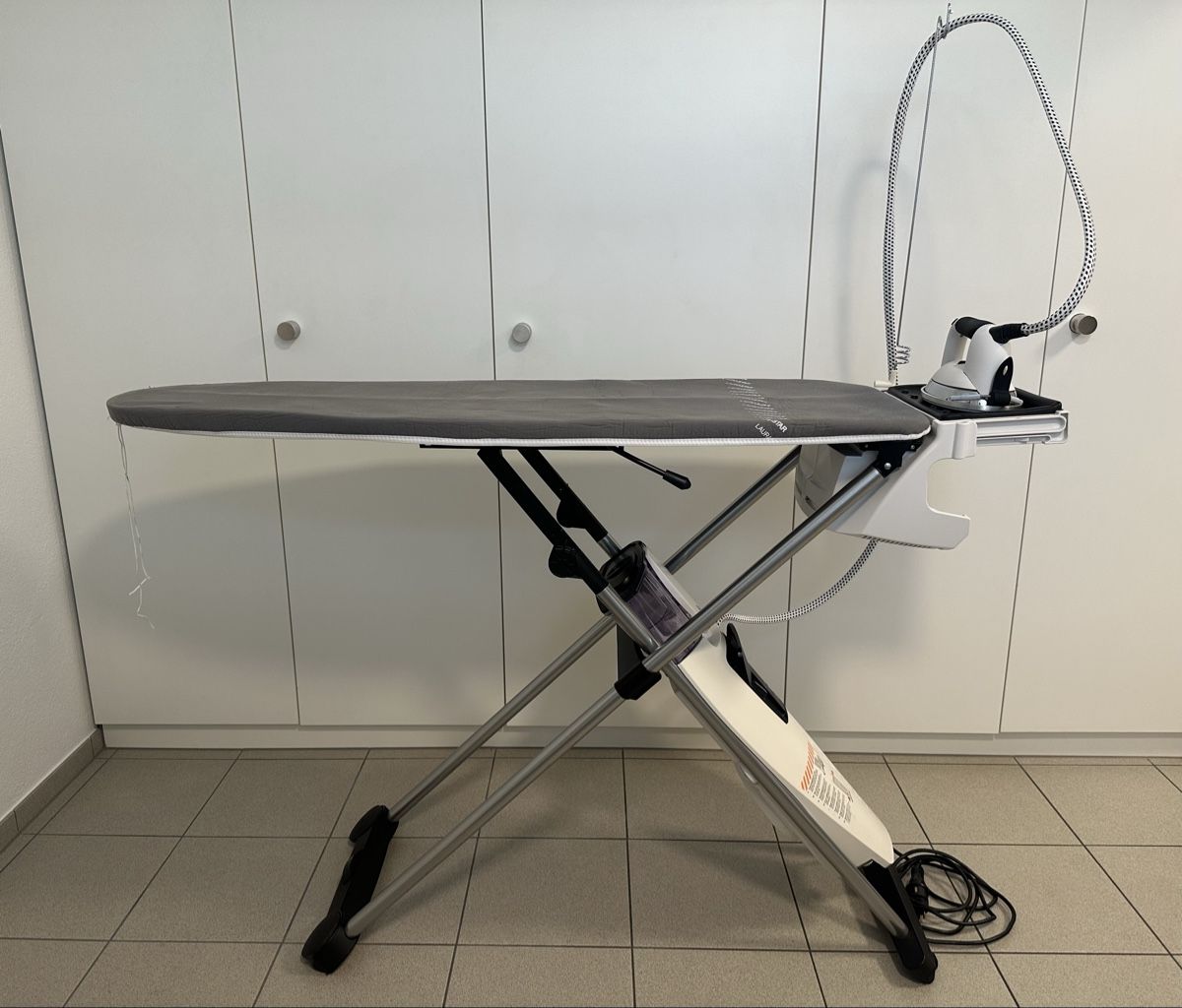 Laurastar Bügelbretter: LAURASTAR Premium S3 Bügelsystem – Gebraucht aus Stans von Osteophyt