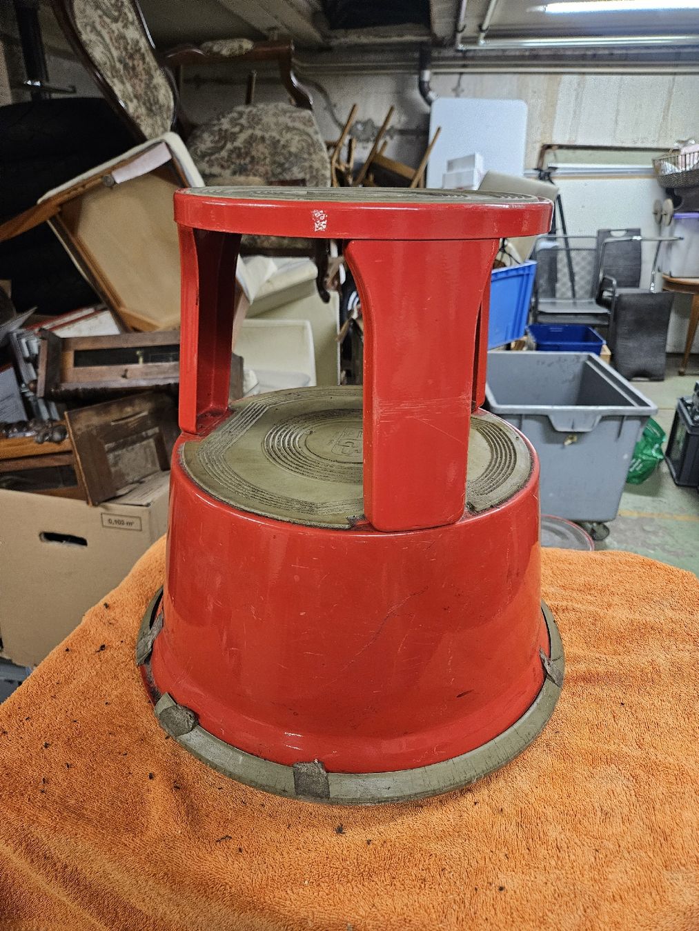 Hocker: Rollhocker rot Tritt Hocker Stufe mit Rollen Trittstufe  – Gebraucht aus Rorschach von TimelessTrading