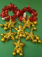 Weihnachtsdeko Set:Goldene Sterne, Kugeln und roteGirlanden
