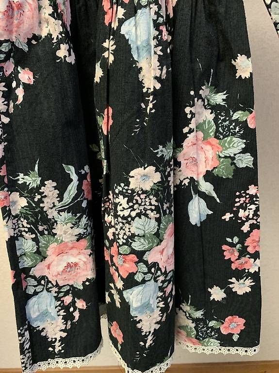 Kleider: Schwarzes Samtkleid mit Blumenmuster  – Gebraucht aus Zürich von lil_xr6x 4