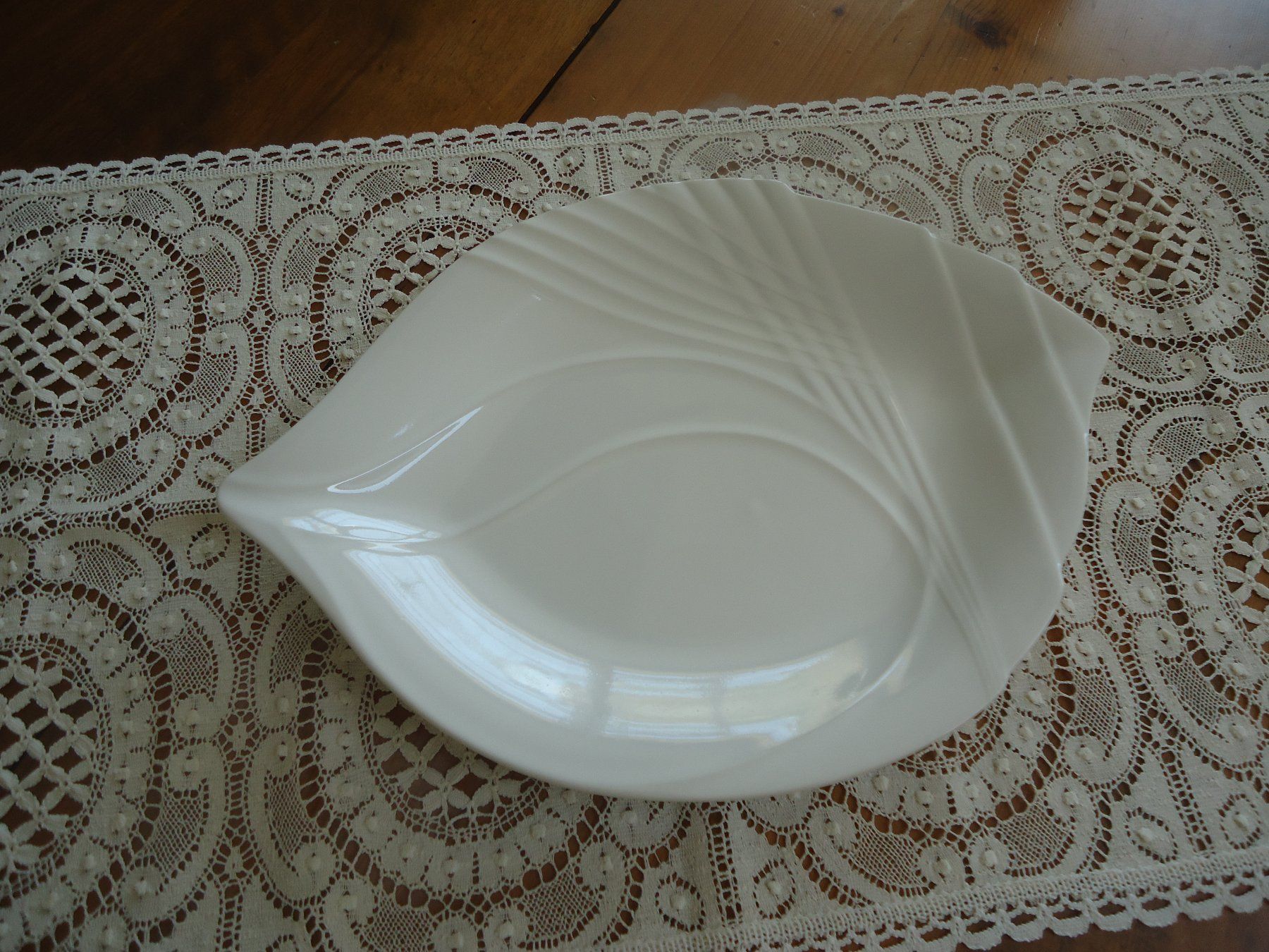 Servierplatten: Plat blanc porcelaine - Forme de feuille – Neu (gemäss Beschreibung) aus Vessy von mafabe