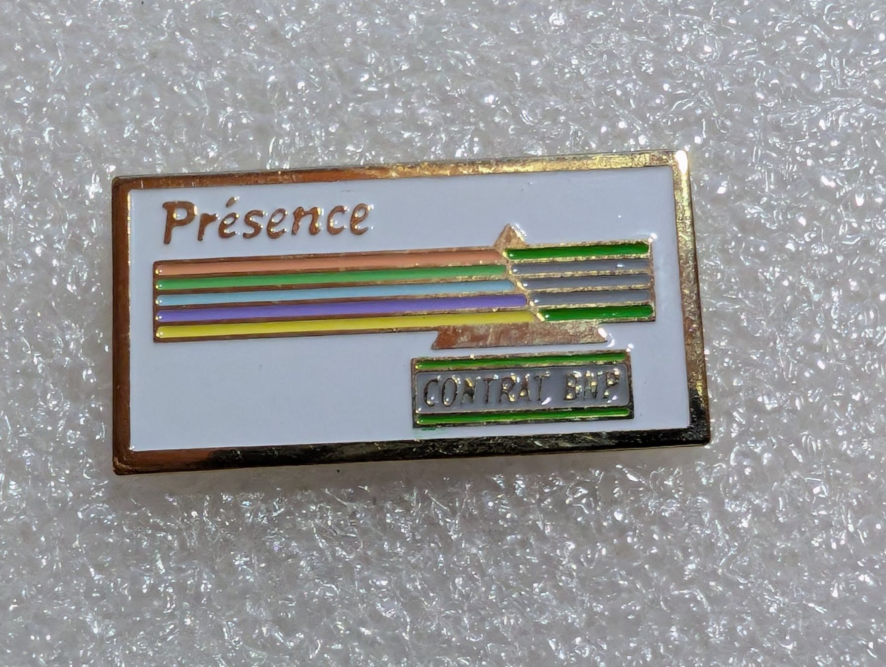 Plaketten & Abzeichen: Ansteckpin 257: Presence – Gebraucht aus Oppligen von Pin-Fall-Shop