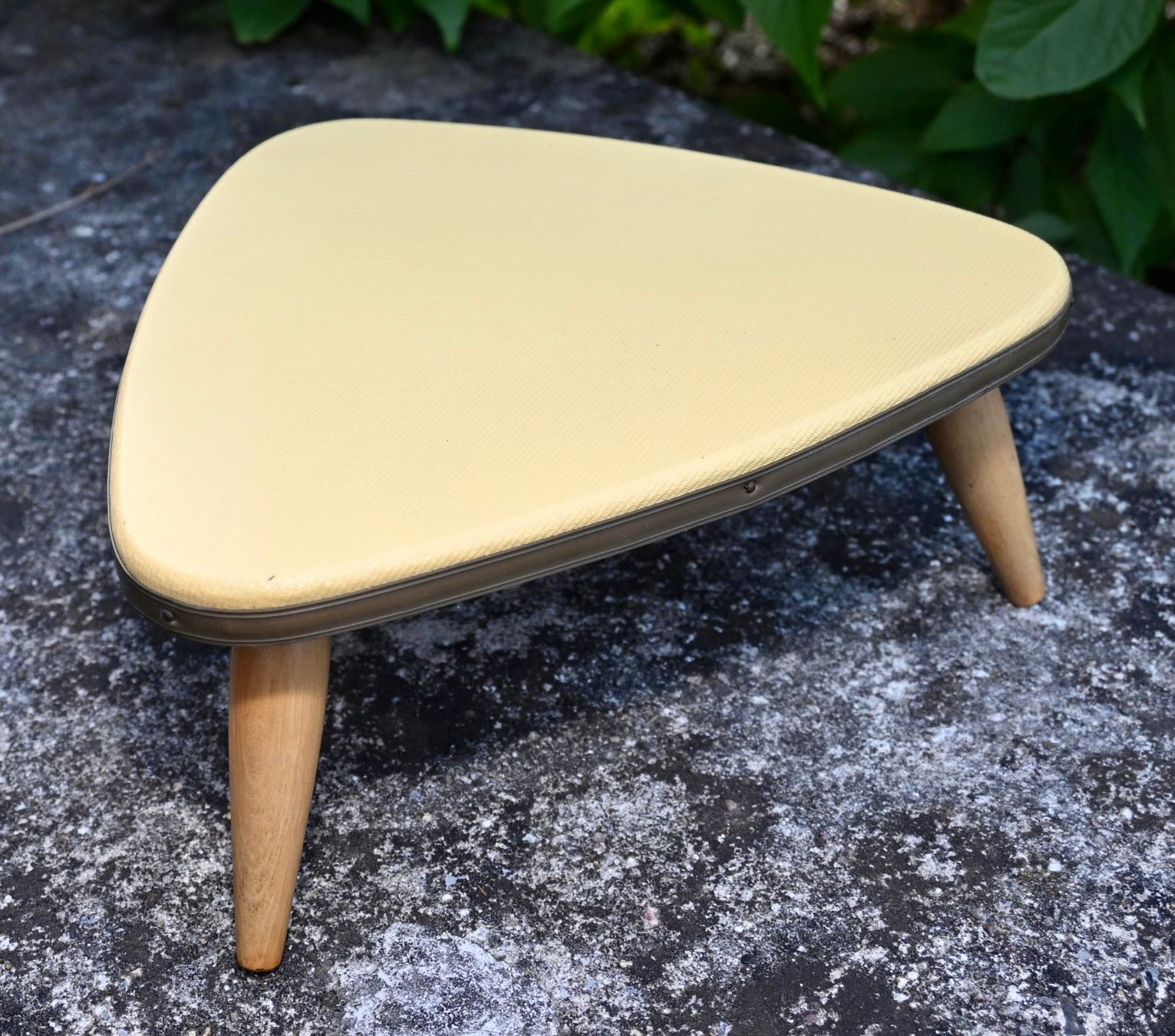 Hocker: Vintage Blumenhocker Höhe 10.5cm pflanzenhocker eigelb – Gebraucht aus Pfaffhausen von mono_rec 1
