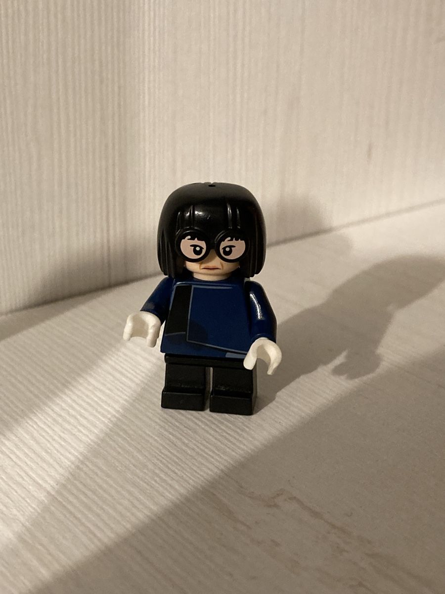 Lego Spielzeuge: Lego Disney Edna Mode Minifigur – Gebraucht aus Schafisheim von mic_79dx
