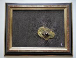 Exquisite Assemblage aus Gold Mineralien Edelsteinen