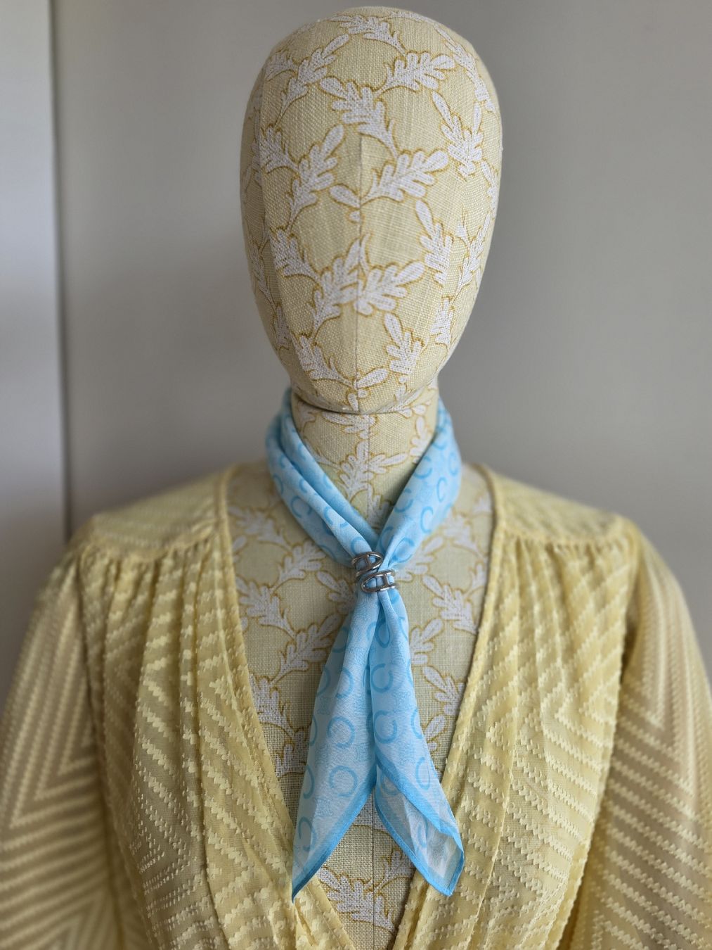 Celine Foulard & Sciarpe: Céline Tuch 48x48 cm – Hellblaues Monogramm – Nuovo (secondo la descrizione) da Zürich venduto da LIMAR 2