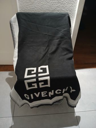 Écharpe GIVENCHY bicolore noir et blanc en bon état