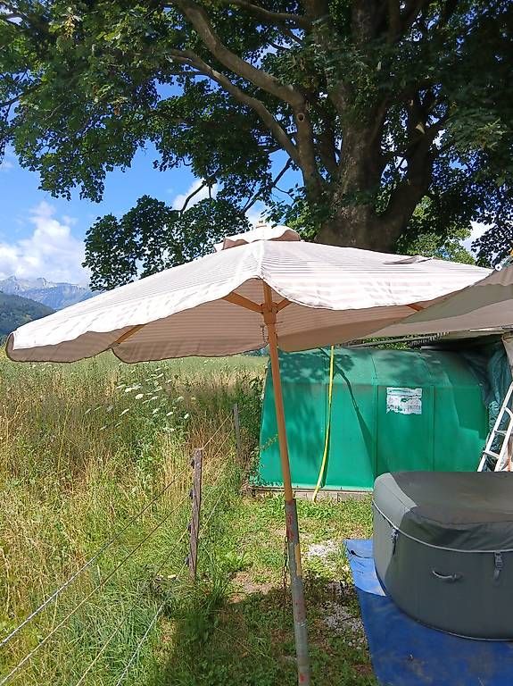 Sonnenschirme: Sonnenschirm neu  – Gebraucht aus Sevelen von serfinis64 1