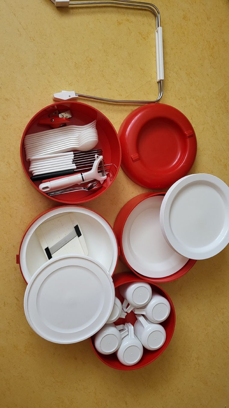 Behälter & Ähnliches: Picknick Koffer rot 6er Set  – Gebraucht aus Sursee von Materialverwalterin 2