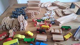 Holzeisenbahn Set mit Schienen und Zügen gebraucht 137 piece