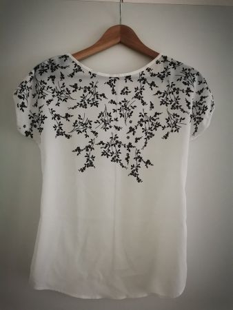 Weisses Shirt mit schwarzer Blumenranke, Gr. 34, Orsay