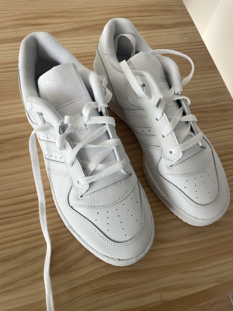 Adidas Scarpe da uomo: Adidas Rivalry Low Baskets Blanches - Taille 42 - Neuf – Nuovo (secondo la descrizione) da Nyon venduto da laralc 1