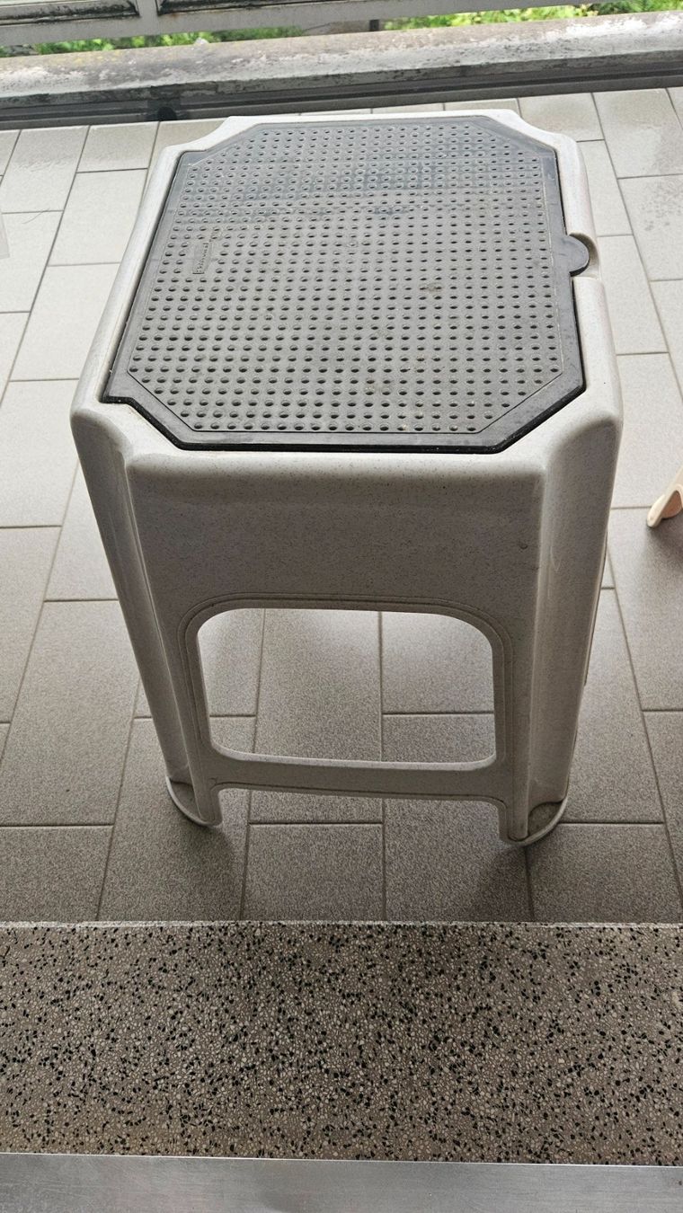 Sgabelli: Sgabello in plastica con contenitore Rubbermaid grigio – Usato da Melano venduto da H-Sara