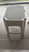 Sgabello in plastica con contenitore Rubbermaid grigio