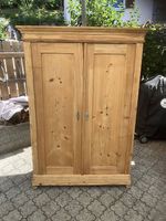 Alter Tannenholzkasten mit 4 Tablaren